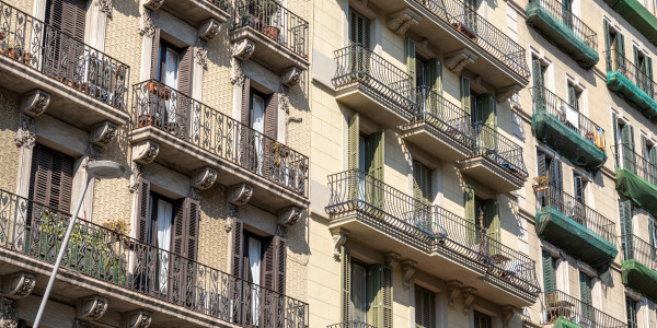 Trabajos Verticales en Fachadas de Edificios / Viviendas en Móstoles · Pintado de Fachadas con Difícil Acceso
