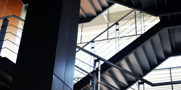 Pintar Fachadas de Empresas / Negocios / Locales Comerciales en Móstoles · Pintado de Escaleras
