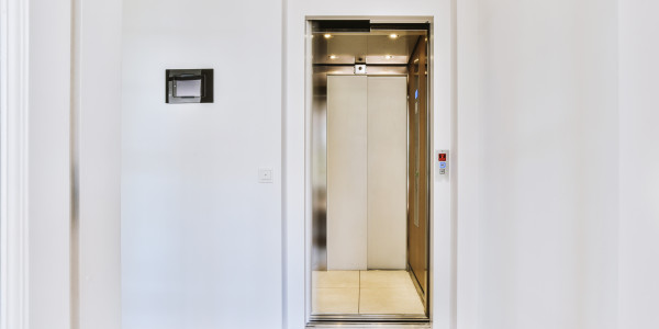 Pintar Fachadas y Patios de Luces de Comunidades Vecinos / Propietarios en Móstoles · Esmalte de Puertas de Ascensores, Puertas de Emergencia y Portales